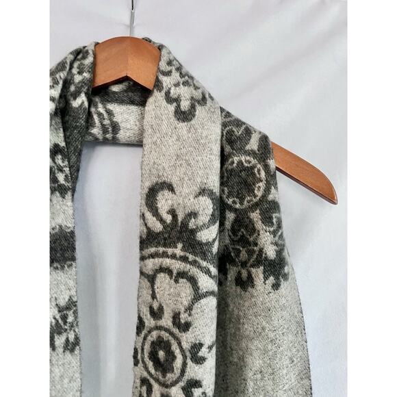 Nordstrom 100% Cashmere Scarf Reversible White Gray Lightweight Women Fringe EUC - Picture 4 of 6